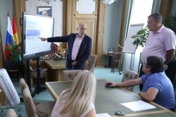 Игорь Артамонов провел рабочую встречу по вопросам социальных выплат