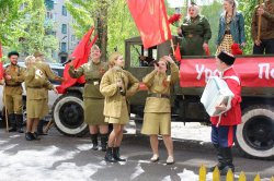 Грязинских ветеранов поздравила «Фронтовая бригада»