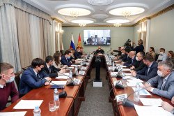 Игорь Артамонов провел первое в регионе заседание Общественного совета по вопросам ЖКХ